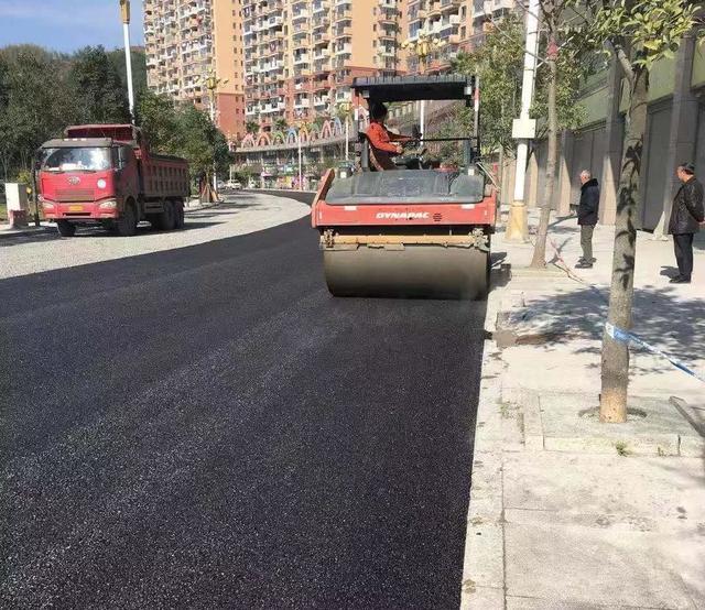 最新!我县&ldquo;白改黑&rdquo;工程项目进展:沥青道路摊铺作业已完成东区部分3/5工作量